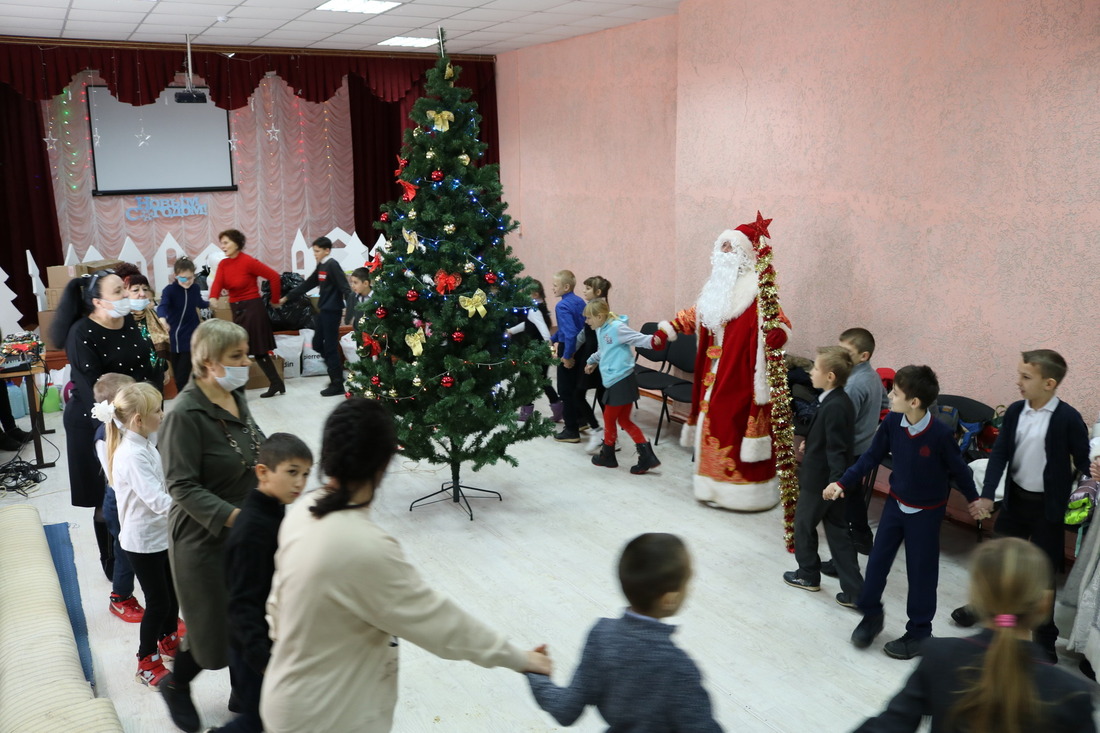 Хороводы у елки в коррекционной школе-интернате города Благодарного Ставропольского края