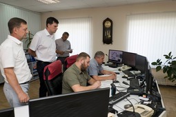 Начальник Изобильненского филиала Максим Пенкин (второй слева) внимательно следит за ходом тренировки. Фото Владимира Лазарчева