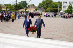 Торжественное возложение цветов к вечному огню. Фото Андрея Тыльчака.