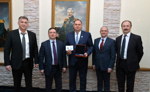 Алексей Завгороднев (в центре) и представители руководства Департамента 308 ПАО "Газпром"
