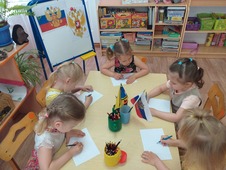 Воспитанники детского сада пос. Рыздвяного готовят рисунки для акции "Окна России"