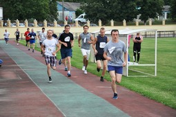 Участники первого забега на 3000 метров среди мужчин 20-39 лет
