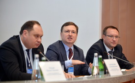 Слева направо: Алексей Завгороднев, Андрей Бронников, Андрей Баранов обсуждают перспективы проекта