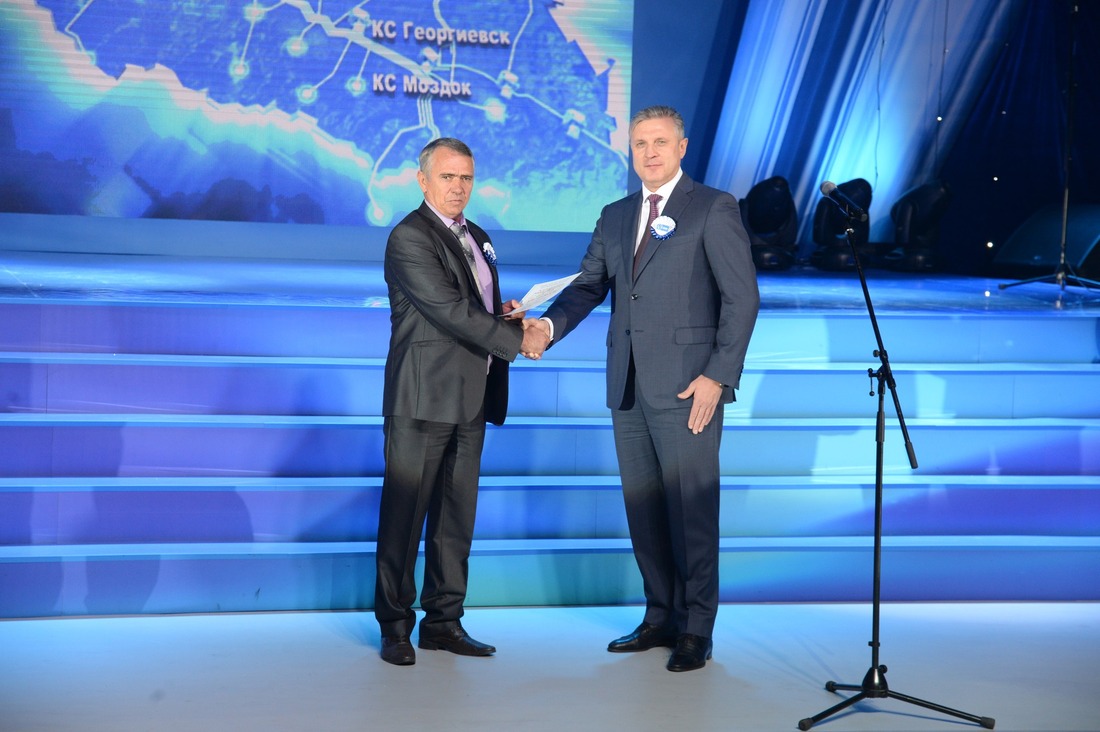 Лучшие работники ПАО "Газпром" награждены ведомственными наградами