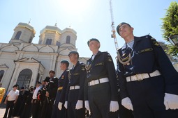 Молодые десантники и бывалые терские казаки на торжественном мероприятии.