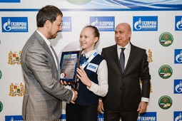 Президент федерации бильярдного спорта СК Михаил Кожевников награждает Алену Копнину