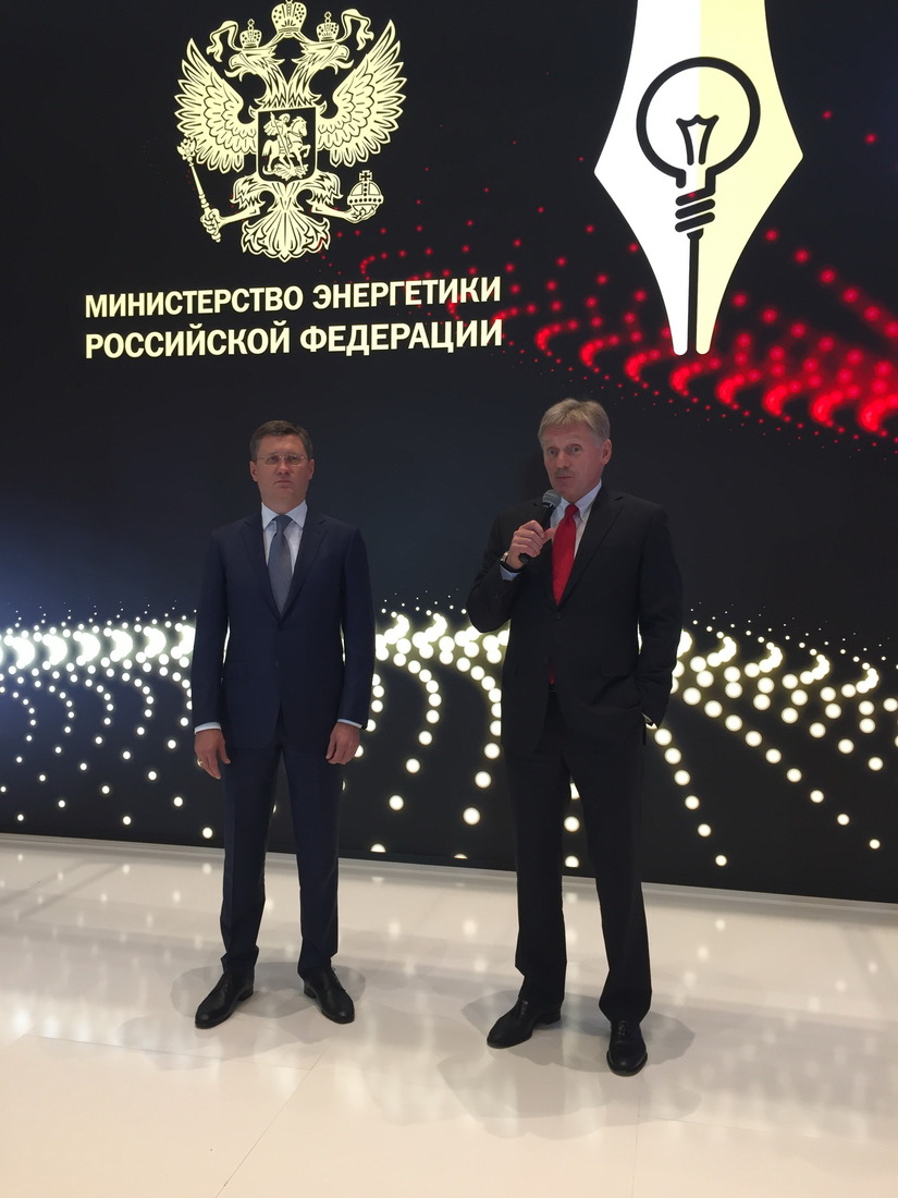 Поздравления министра энергетики РФ Александра Новака (слева) и пресс-секретаря Президента РФ Дмитрия Пескова (справа)