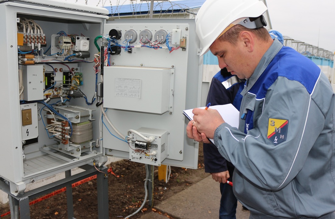 На учебном тренажере станции катодной защите работает Александр Серков