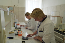 Конкурсанты выполняют необходимые расчеты на практической задании. Фото Николая Чернова