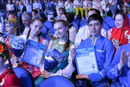 Лауреаты II степени Полина Редько (слева) и ансамбль народной песни "Родничок".
