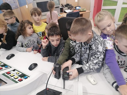 Дети знакомятся с экспонатами операторной компрессорной станции. Фото Натальи Третяк.