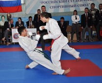 Евгений Молчанов (справа) выступает в командном кумите среди спортсменов 16-27 лет
