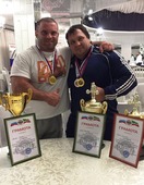 Александр Зайцев (справа) с наградами