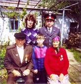 Иван Афанасьевич Лещенко с женой, дочкой, зятем и внуком