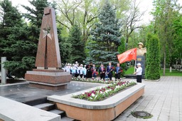 Участники велопробега "Великой Победе посвящается" у барельефа героев Великой Отечественной войны