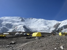 Палаточный лагерь альпинистов. Фото Максима Пятибрата