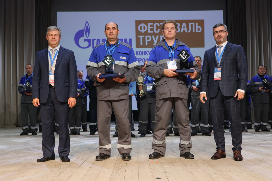 В номинации «Лучший оператор газораспределительной станции» второе место занял Виталий Посохов (второй слева).
