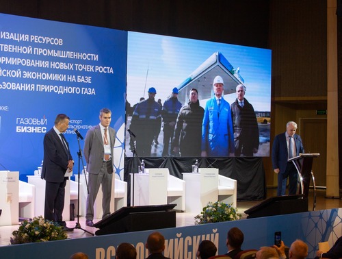 Виктор Зубков (справа) на Всероссийском газомоторном форуме. Фото пресс-службы организаторов ВГФ