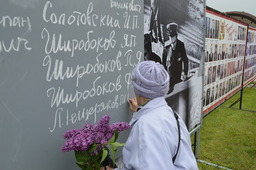 Жители поселка Рыздвяного оставляют записи на стене Рейхстага. Фото Алексея Хохлова