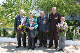 65-летие Победы в Великой Отечественной войне, 2010 год. Александр Коломыцев второй справа