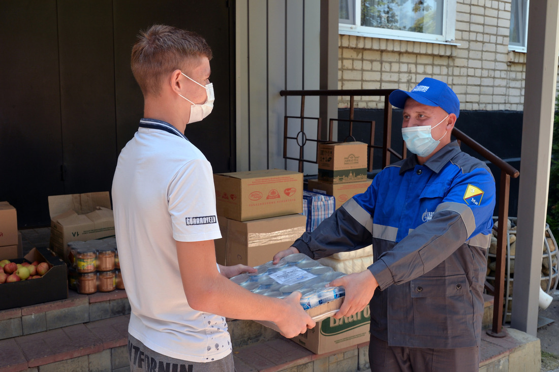 Передача продуктов воспитанникам детского дома поселка Солнечнодольска Ставропольского края