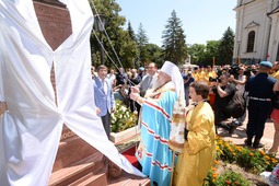 Торжественный момент открытия памятника.