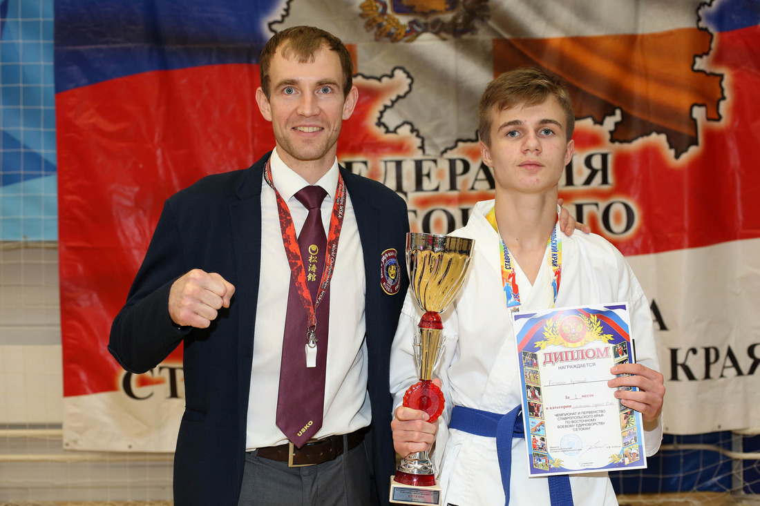 Иван Кирьянова (слева) с чемпионом Ставропольского края по сетокан карате-до Арсением Костиным (справа)