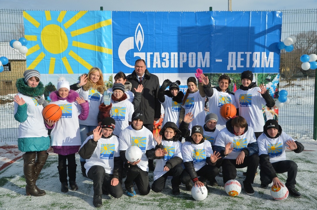 Генеральный директор ООО «Газпром трансгаз Ставрополь» Алексей Завгороднев с юными ставропольцами.