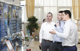 Участники конференции осматривают презентационные стенды ООО "Газпром трансгаз Ставрополь"