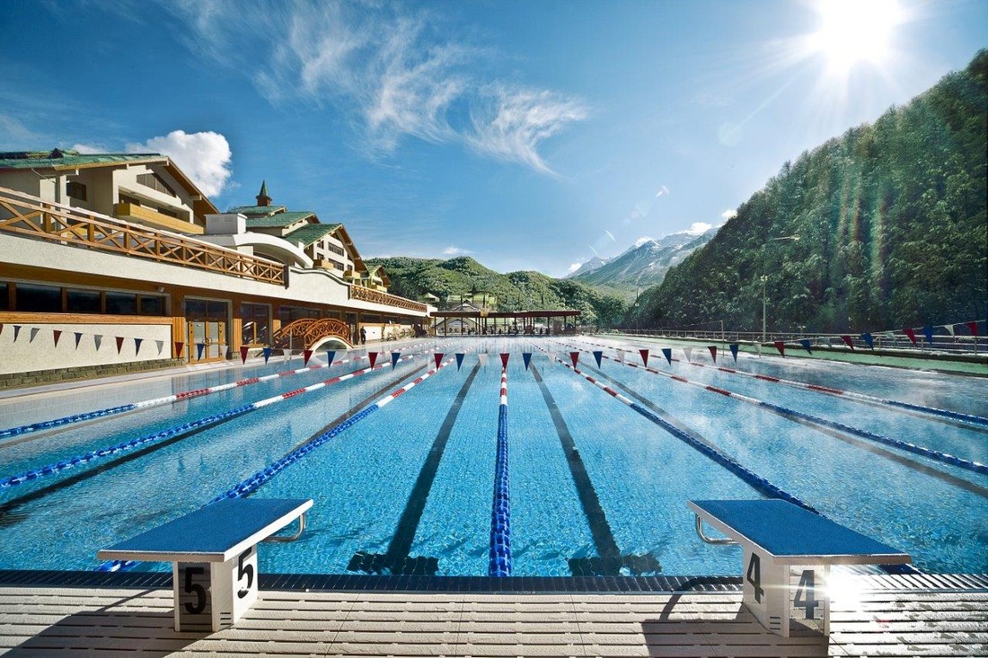50-метровый бассейн в «Гранд Отель Поляна»