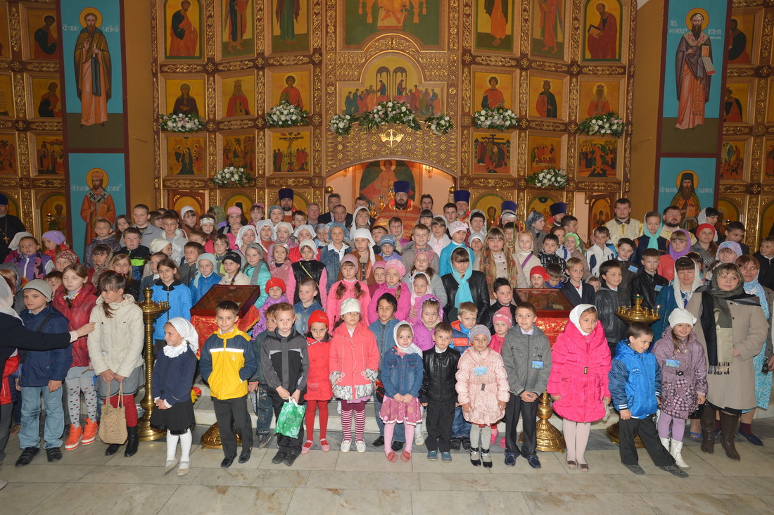 Участники благотворительного праздника в Храме Рождества Христова п. Рыздвяного