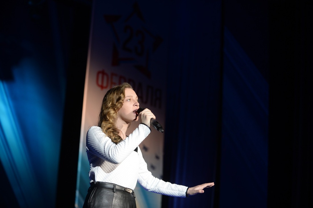 Песню "Кукушка" исполняет Алина Калашникова