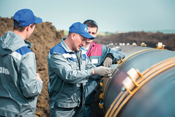 Работники службы диагностики электрохимзащиты проверяют качество нанесения изоляционного покрытия на газопроводе