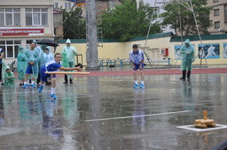 Боевой дух команд во время игры в городки не смог сломить даже проливной дождь