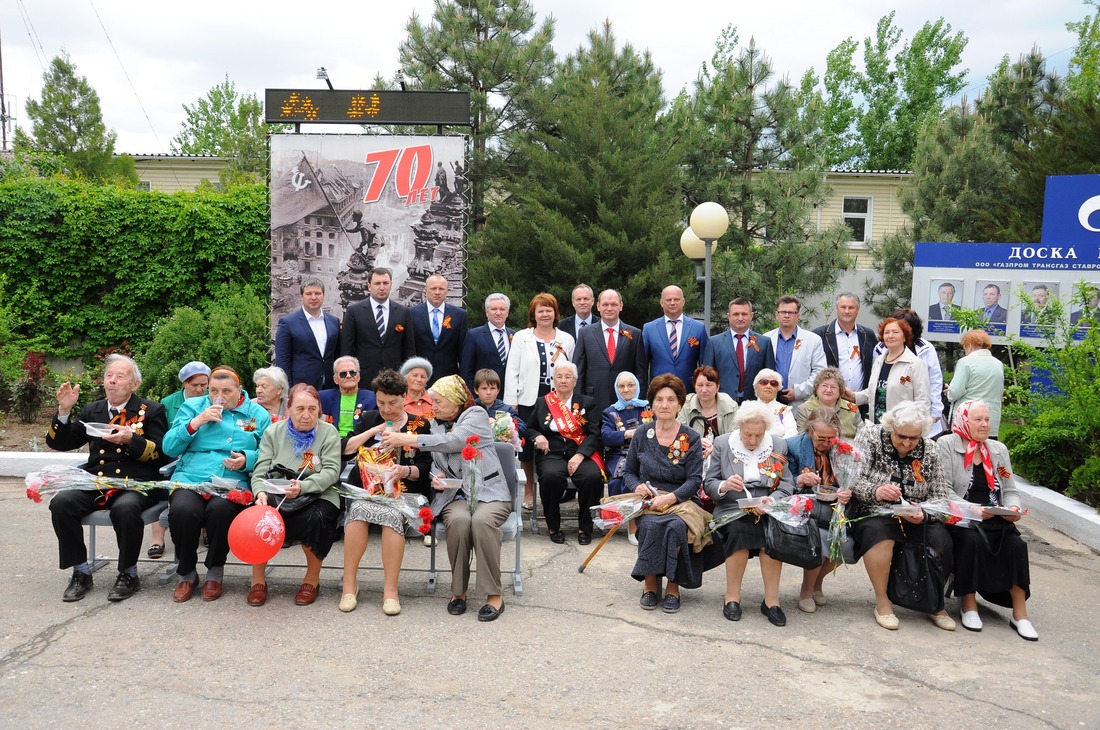 Гости и участники церемонии открытия мемориала "Вечный Огонь" в г. Астрахани