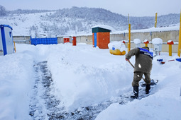 Газовики расчищают снег на территории газораспределительной станции к поселку Джава (Южная Осетия). Фото Дмитрия Шелудько, Моздокское ЛПУМГ