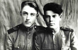 Михаил Сергеев (справа) с сослуживцем в Восточной Пруссии, 1945 год