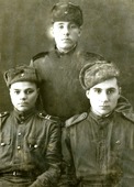 Михаил Брыков (крайний слева) с боевыми товарищами, 1944 год