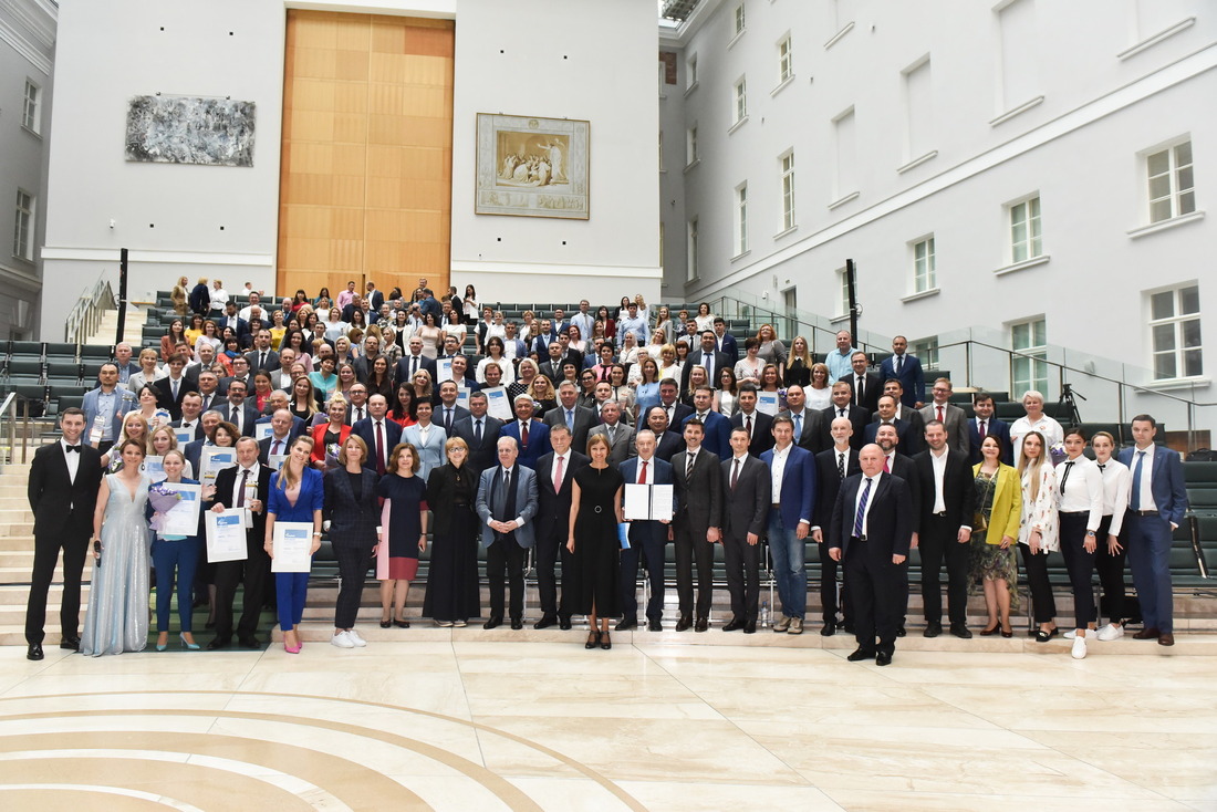 Победители и участники церемонии награждения. Фото с интернет-сайта ПАО "Газпром"