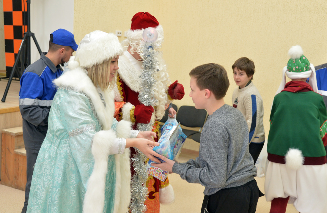 Снегурочка и Дед Мороз раздают сладкие подарки от газовиков. Фото Андрея Тыльчака