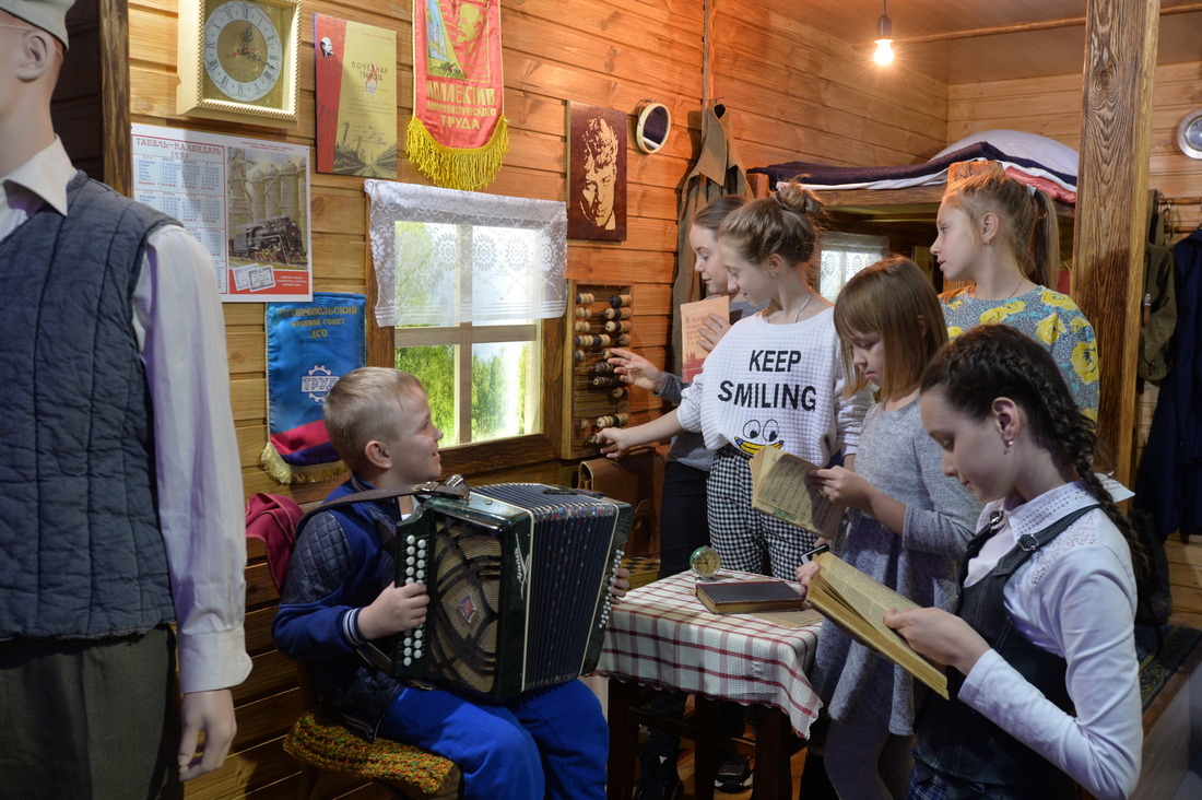 Школьники в выставочном зале, посвященном первооткрывателям газовых месторождений Ставрополья