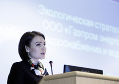 С докладом выступает заместитель начальника отдела охраны окружающей среды ООО "Газпром энерго" Анна Шалина