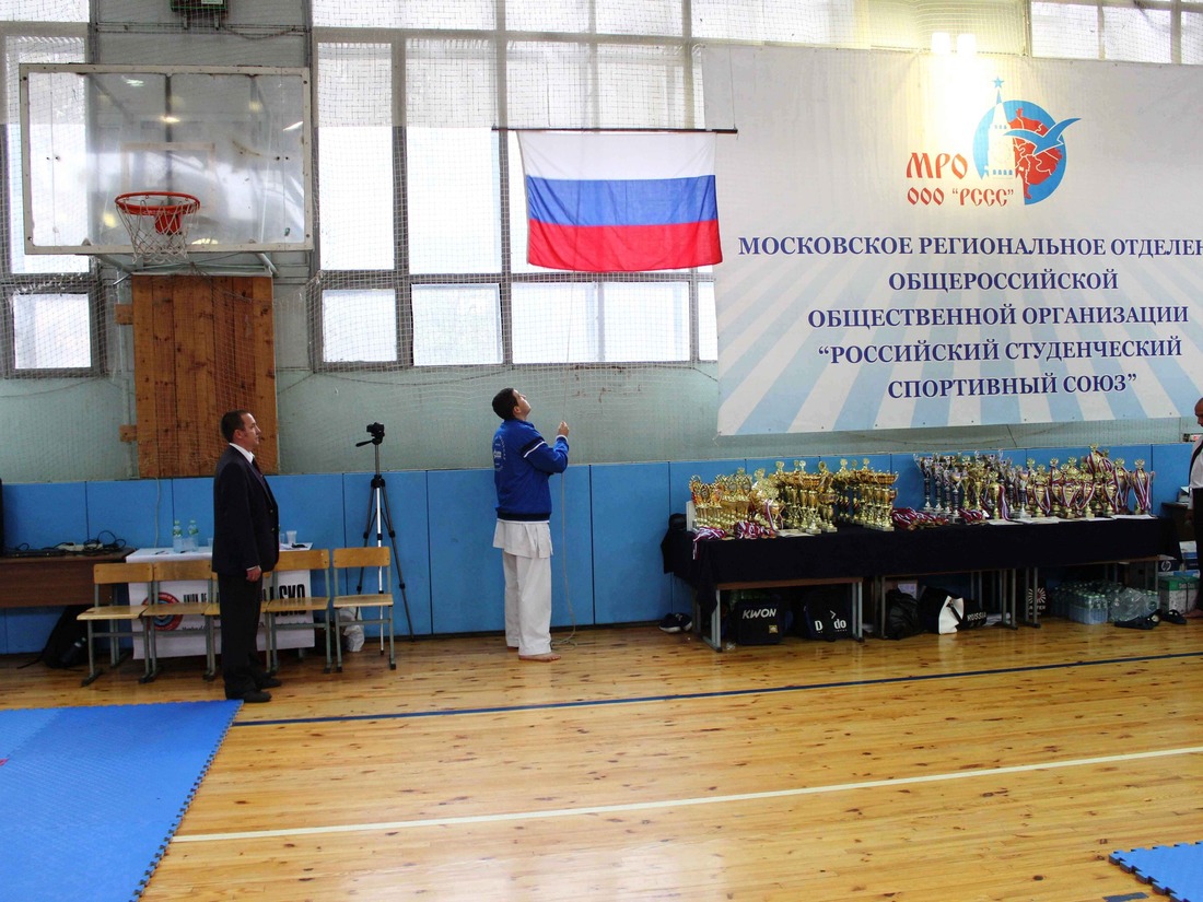 Сергей Мащенко поднимает флаг Российской Федерации на церемонии открытия турнира